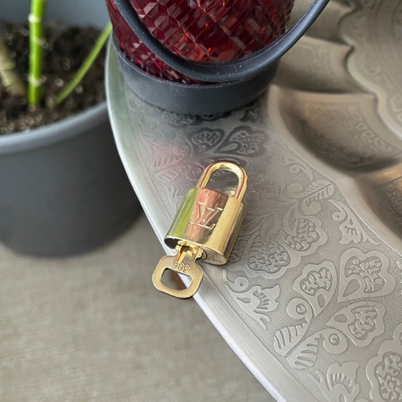 Louis Vuitton Lock and Key with ✨NWT STARBUCKS 2022 RED Jeweled Tumbler✨ - Picture 8 of 12